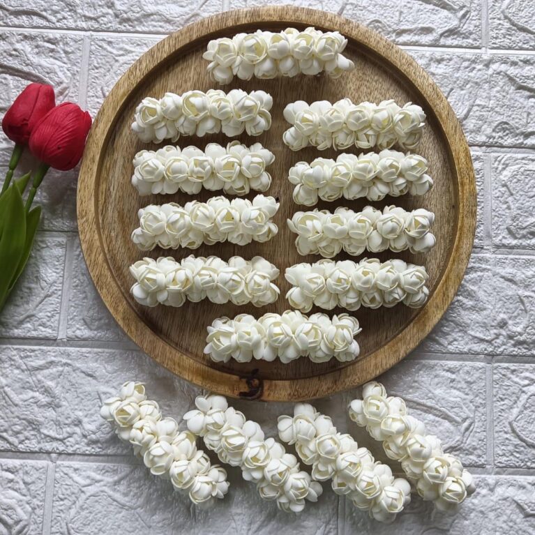 Jasmine Petals Center Clip